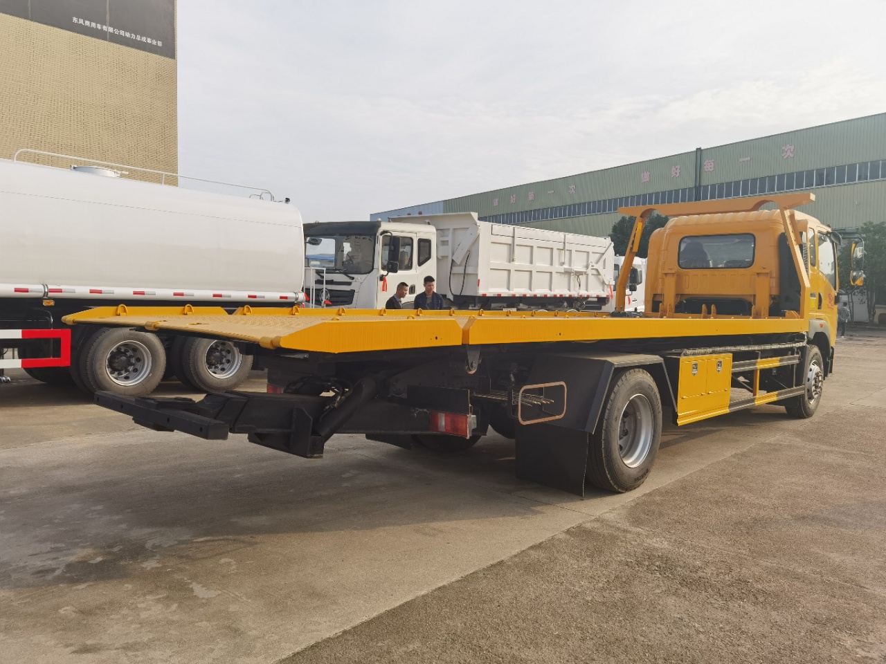 國(guó)六重汽豪沃黃牌清障車(chē)