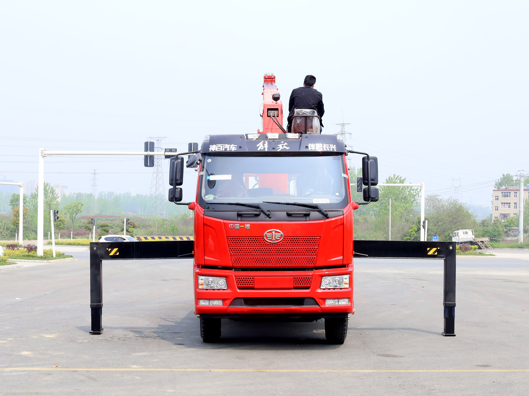 國(guó)六解放J6L單排駕駛室上裝三一8噸直臂式吊機(jī)隨車吊