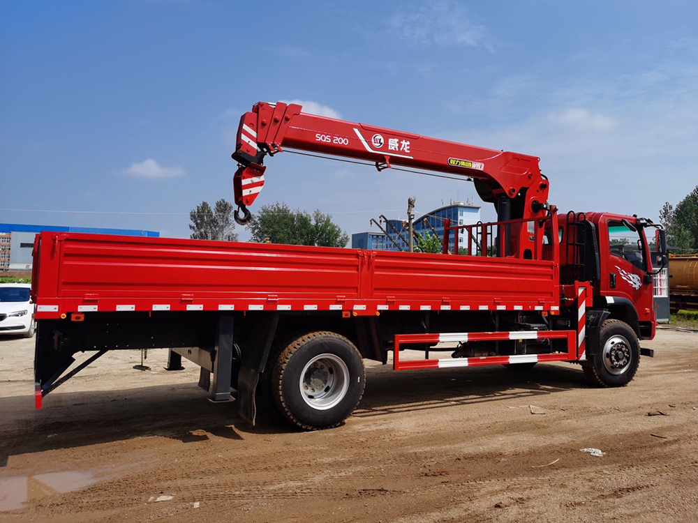 重汽王牌單橋威龍8噸4節(jié)臂吊機(jī)