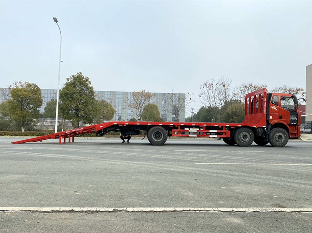 解放J6前小三軸平板運(yùn)輸車